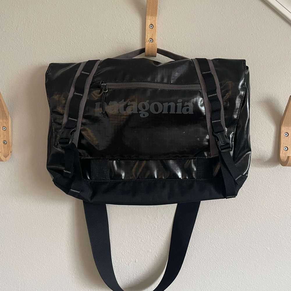 Patagonia Black Hole Mini Messenger 12L Black Discontinued Crossbody Bag